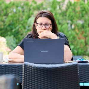 Foto di Gloria Liuni con sguardo concentrato mentre lavora al pc